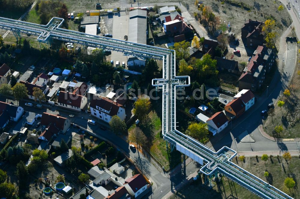 Luftaufnahme Greppin - Freileitungs- Rohre zur Fernwärme- Versorgung entlang der Parsevalstraße in Greppin im Bundesland Sachsen-Anhalt, Deutschland