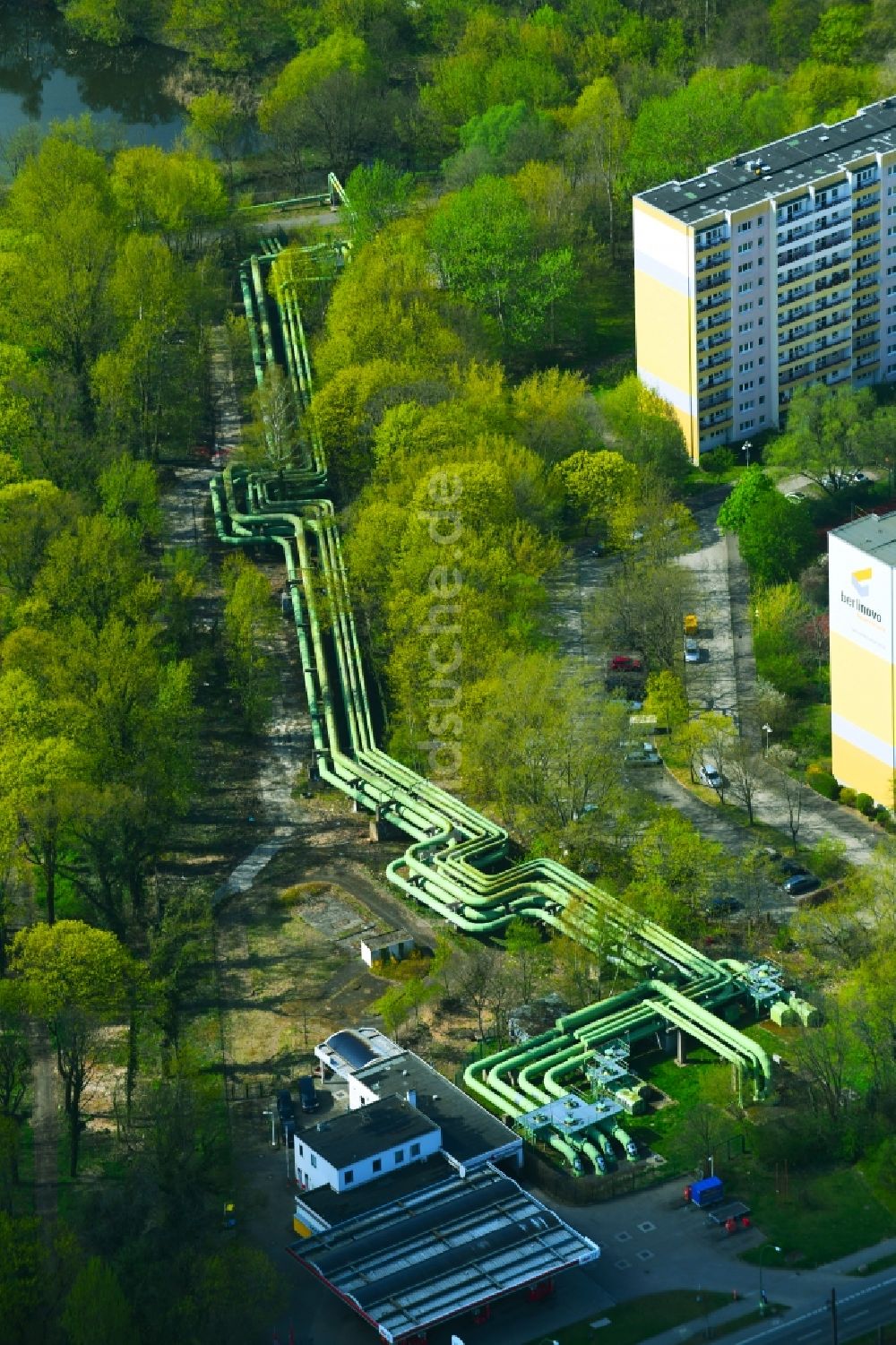 Luftbild Berlin - Freileitungs- Rohre zur Fernwärme- Versorgung entlang der Rhinstraße im Ortsteil Lichtenberg in Berlin, Deutschland
