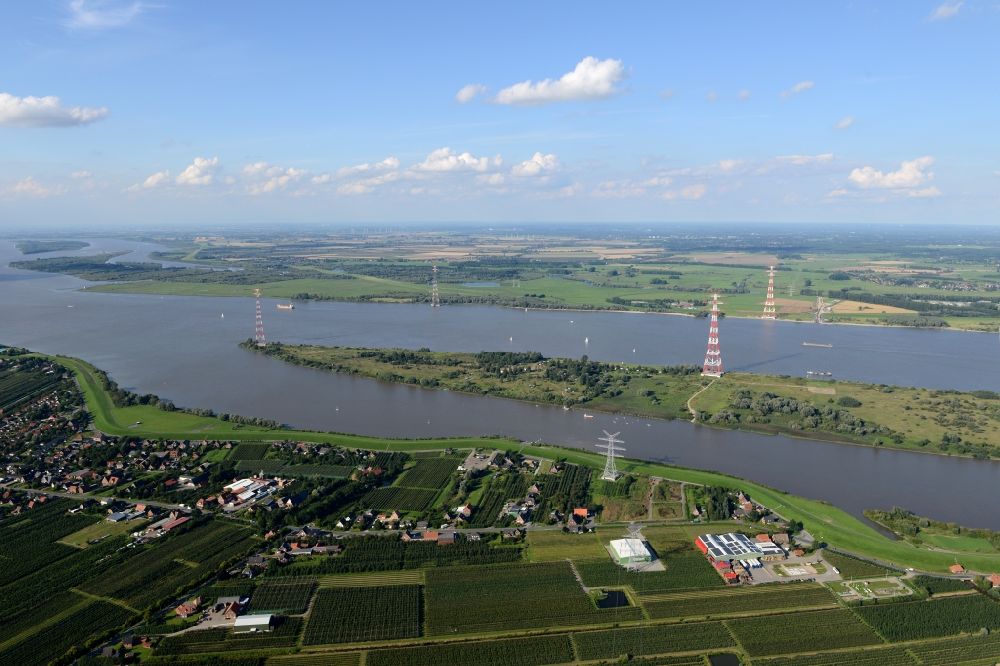 Luftaufnahme Steinkirchen - Freileitungsmasten auf dem Lühesand in Steinkirchen im Bundesland Niedersachsen