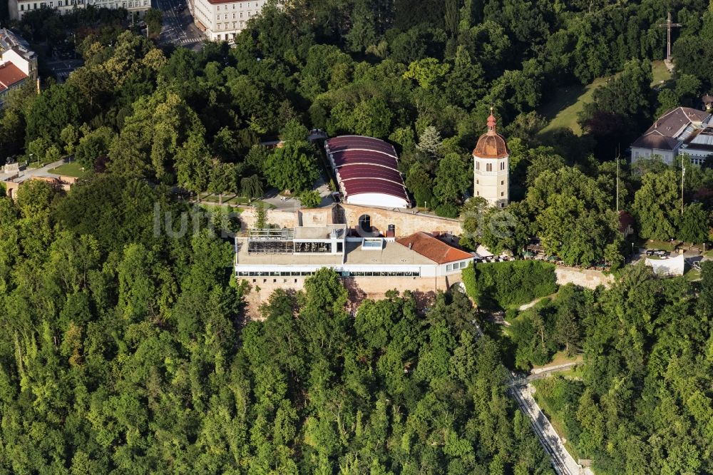 Graz aus der Vogelperspektive: Freilichtbühne Kasematten und der Glockenturm auch Liesl genannt auf dem Schlossberg in Graz in Steiermark, Österreich