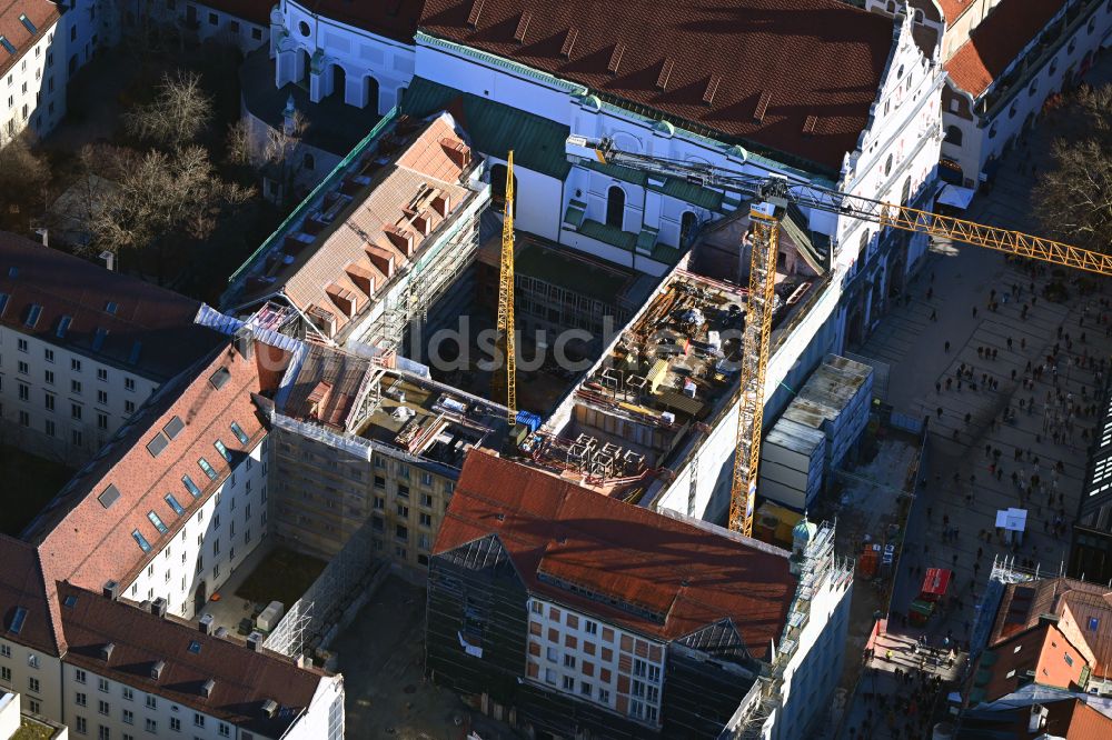 München aus der Vogelperspektive: Freistehende Fassade des entkernten Alte Akademie in München im Bundesland Bayern, Deutschland