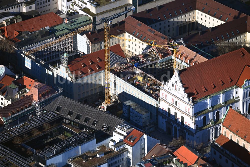 Luftbild München - Freistehende Fassade des entkernten Alte Akademie in München im Bundesland Bayern, Deutschland