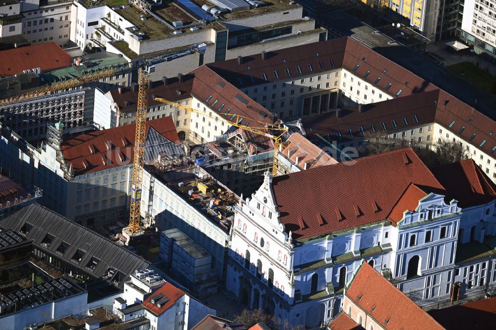 Luftaufnahme München - Freistehende Fassade des entkernten Alte Akademie in München im Bundesland Bayern, Deutschland
