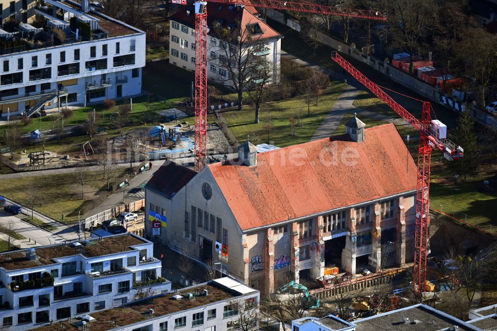 München aus der Vogelperspektive: Freistehende Fassade des entkernten Heizwerk Schwabing in München im Bundesland Bayern, Deutschland