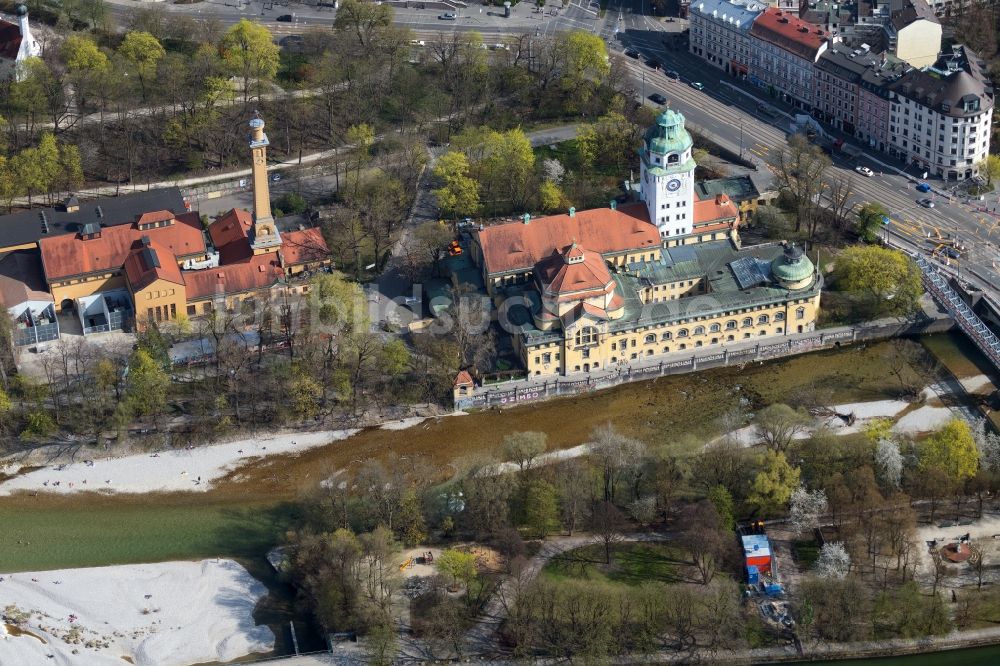 Luftbild München - Freizeiteinrichtung Müller'sches Volksbad an der Isar in München im Bundesland Bayern, Deutschland
