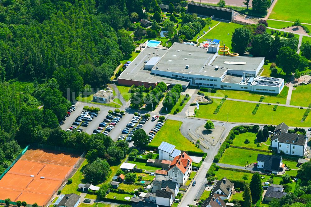Arnsberg von oben - Freizeiteinrichtung NASS - Freizeitbad Arnsberg und Sportzentrum Große Wiese in Arnsberg im Bundesland Nordrhein-Westfalen, Deutschland