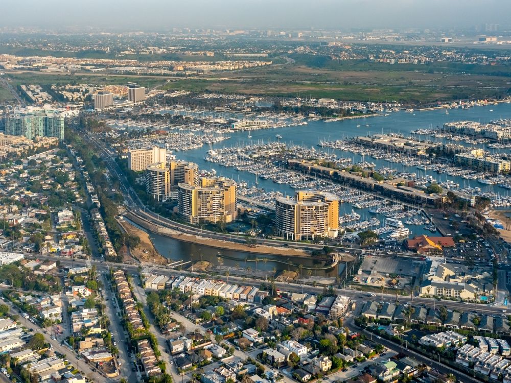 Luftbild Marina del Rey - Freizeithafen und Yachthafen mit Bootsliegeplätzen und einem Hochhauskomplex in Marina del Rey in Kalifornien, USA