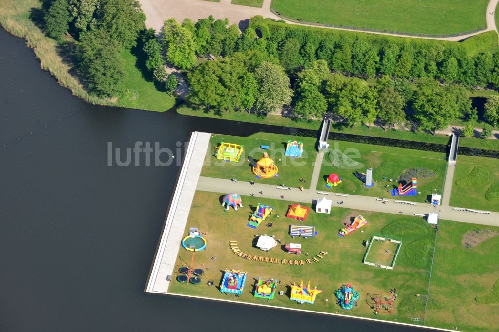 Luftbild Schwerin - Freizeitzentrum einer Hüpfburg- Landschaft am Ufer des Burgsees in Schwerin im Bundesland Mecklenburg-Vorpommern
