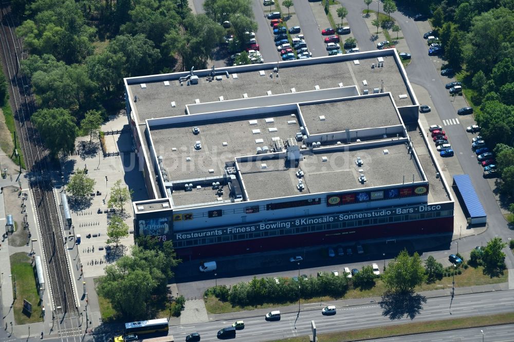 Luftbild Berlin - Freizeitzentrum - Kino - Gebäude im Ortsteil Marzahn in Berlin, Deutschland