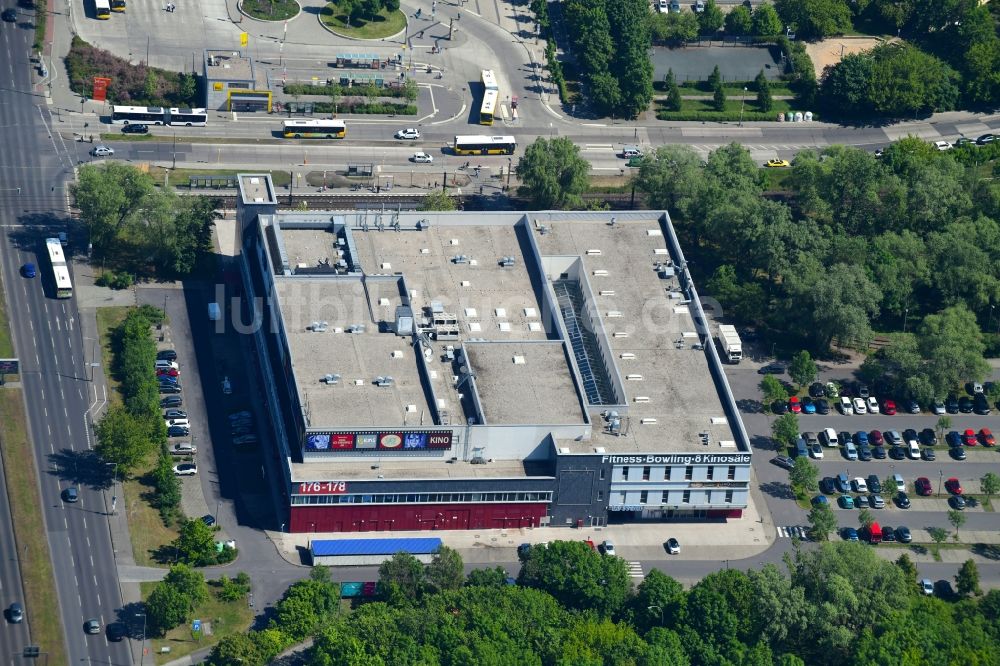 Luftaufnahme Berlin - Freizeitzentrum - Kino - Gebäude im Ortsteil Marzahn in Berlin, Deutschland