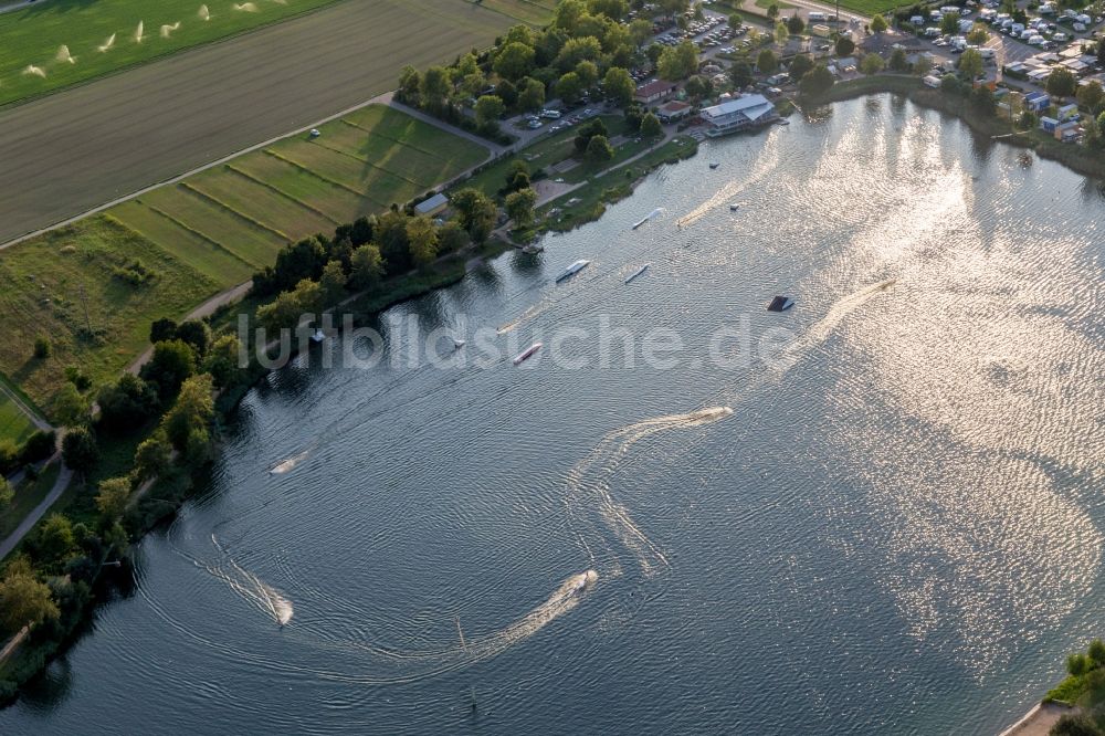 Luftaufnahme Sankt Leon - Freizeitzentrum der St Leoner Wasser-Ski-Seilbahn GmbH auf dem St.Leoner See in Sankt Leon-Rot im Bundesland Baden-Württemberg, Deutschland