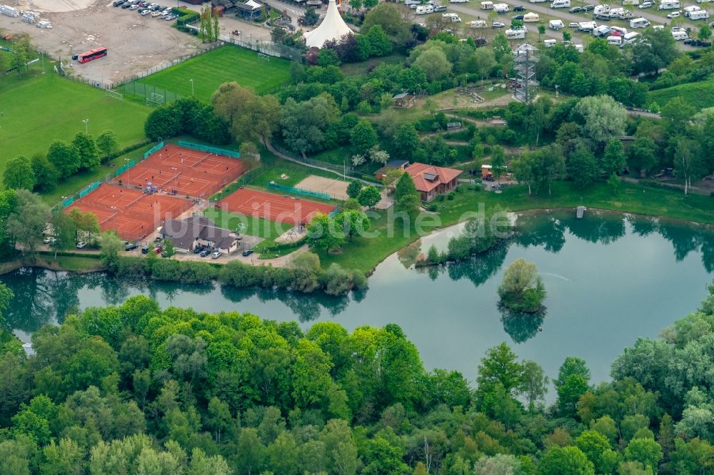 Rust aus der Vogelperspektive: Freizeitzentrum, Parkplätze Tennisplätze und See, in Rust im Bundesland Baden-Württemberg, Deutschland