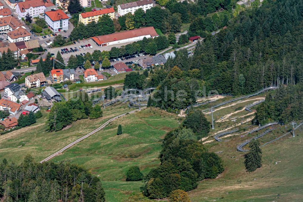 Luftaufnahme Todtnau - Freizeitzentrum der Rodelbahn Sommerrodelbahn in Todtnau im Bundesland Baden-Württemberg, Deutschland