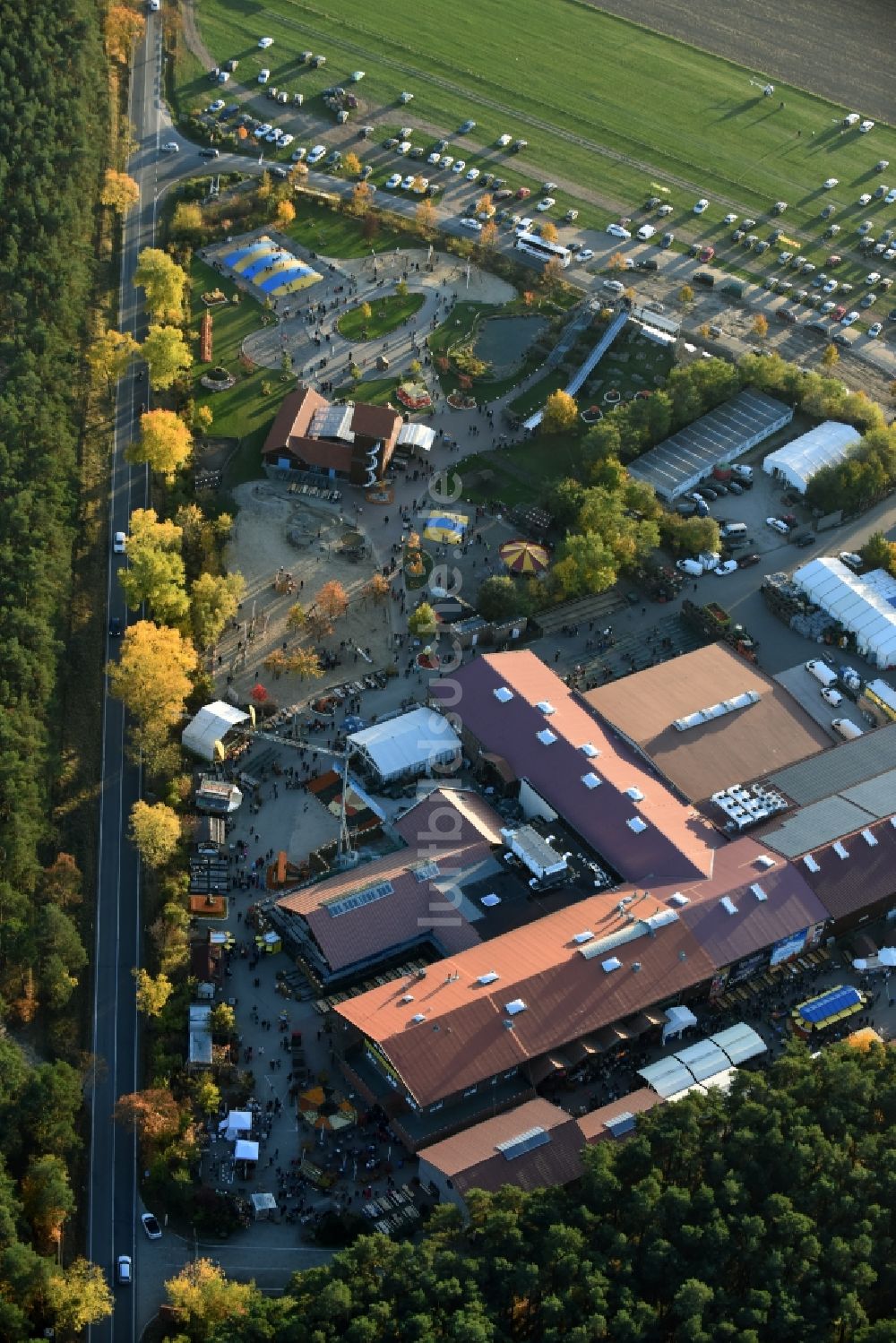 Klaistow von oben - Freizeitzentrum Spargel- und Erlebnishof Klaistow im Bundesland Brandenburg