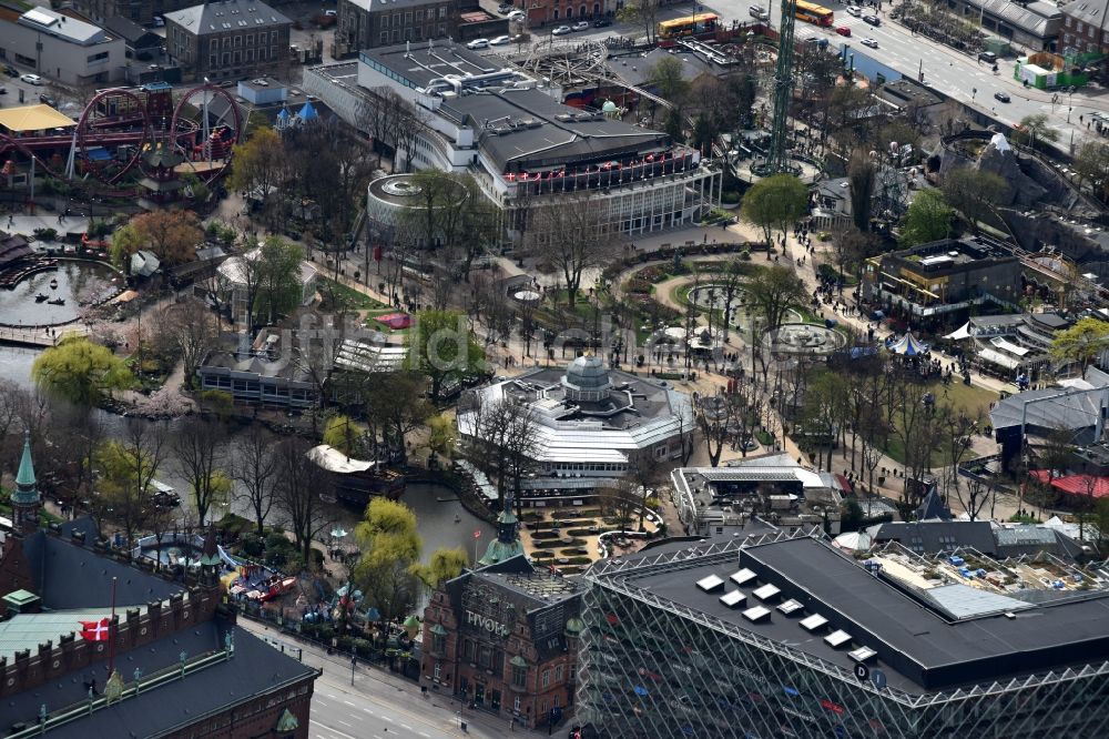 Luftbild Kopenhagen - Freizeitzentrum und Vergnügungspark Tivoli an der Vesterbrogade in Kopenhagen in Region Hovedstaden, Dänemark