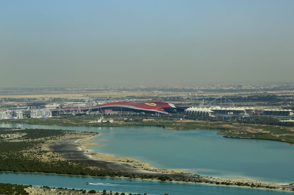 Abu Dhabi aus der Vogelperspektive: Freizeitzentrum auf Yas Island mit dem Freizeitpark Ferrari World und Achterbahn Formula Rossa bei der Formel 1 Rennstrecke Yas Marina Circuit in Abu Dhabi in Vereinigte Arabische Emirate