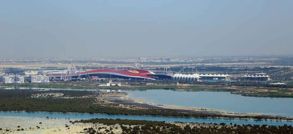 Luftbild Abu Dhabi - Freizeitzentrum auf Yas Island mit dem Freizeitpark Ferrari World und Achterbahn Formula Rossa bei der Formel 1 Rennstrecke Yas Marina Circuit in Abu Dhabi in Vereinigte Arabische Emirate