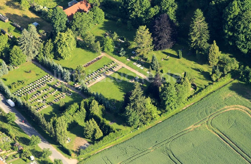 Plaue von oben - Friedhof der Stadt Plaue im Bundesland Thüringen