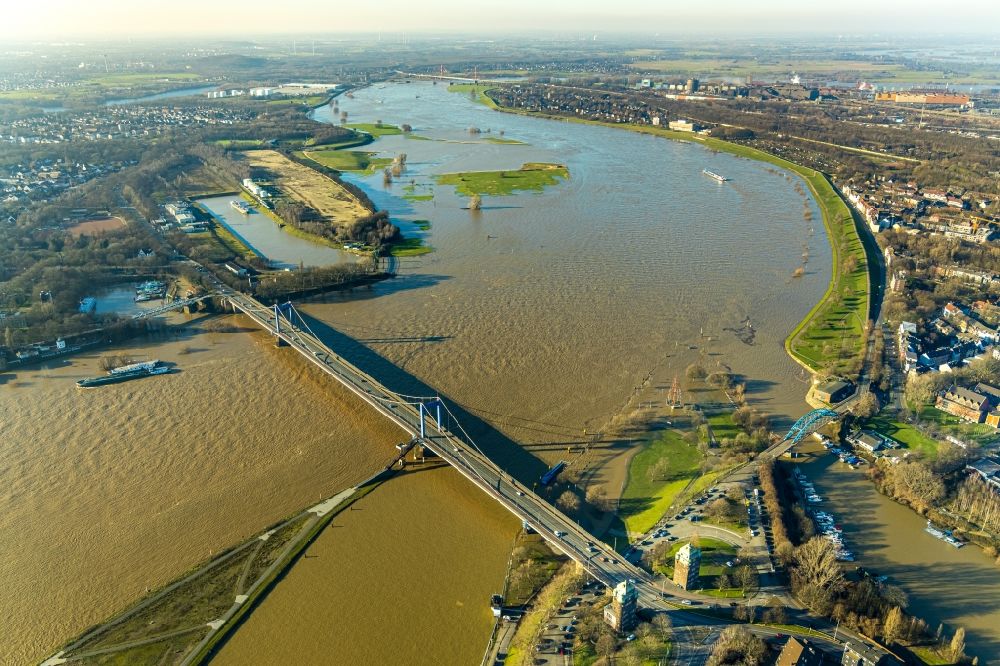 Duisburg von oben - Friedrich-Ebert-Brücke über den Rhein in Duisburg im Bundesland Nordrhein-Westfalen
