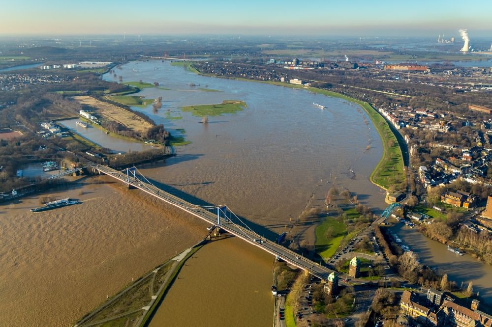 Luftbild Duisburg - Friedrich-Ebert-Brücke über den Rhein in Duisburg im Bundesland Nordrhein-Westfalen