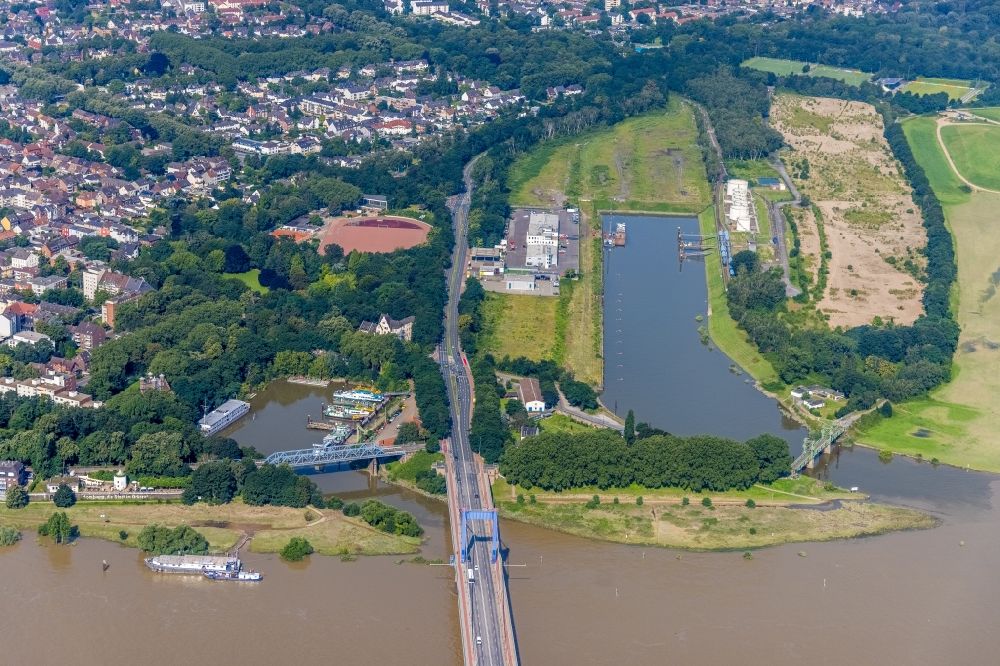 Luftbild Duisburg - Friedrich-Ebert-Brücke über den Rhein am Hafen entlang der Rheindeichstraße - Dammstraße in Duisburg im Bundesland Nordrhein-Westfalen