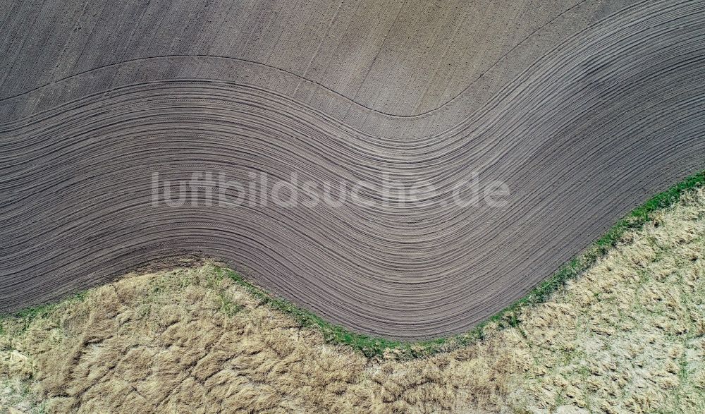 Luftbild Jacobsdorf - Frisch gepflügte Feldern in Jacobsdorf im Bundesland Brandenburg, Deutschland