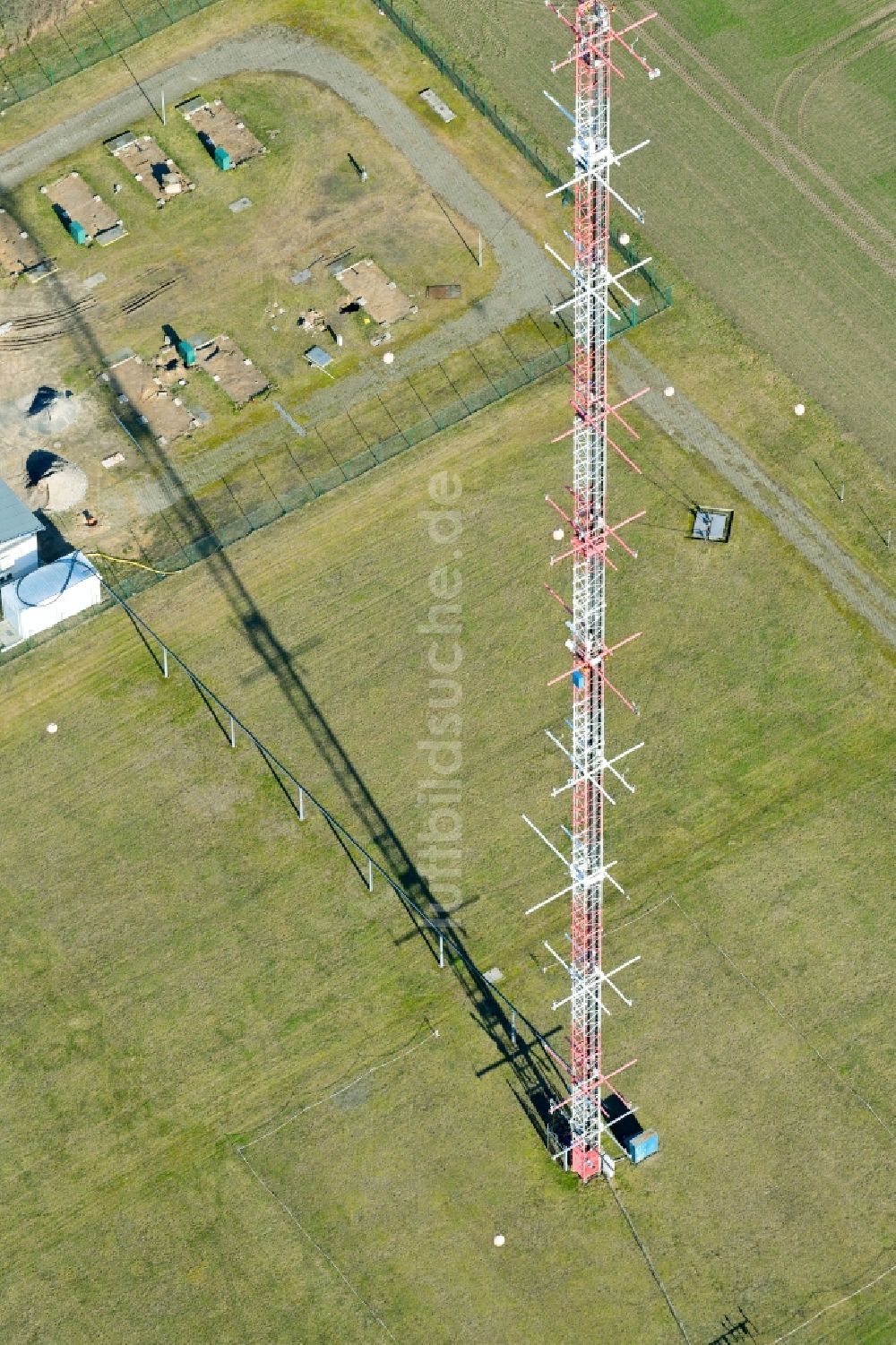 Falkenberg von oben - Funkturm und Sendeanlage als Grundnetzsender in Falkenberg im Bundesland Brandenburg, Deutschland
