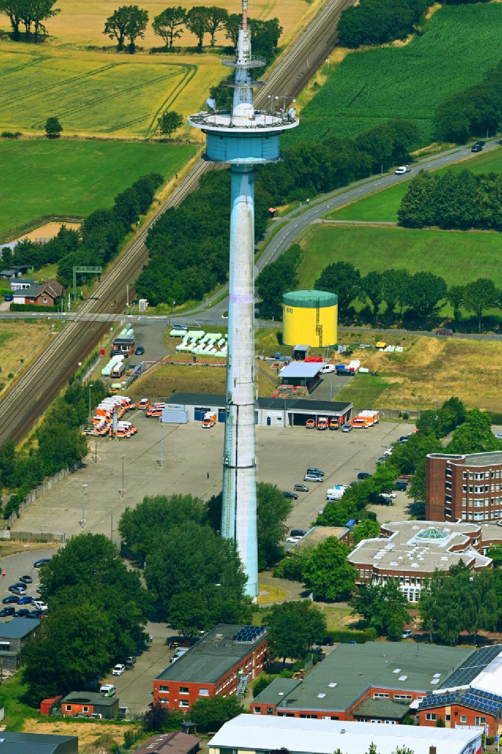 Luftaufnahme Heide - Funkturm und Sendeanlage als Grundnetzsender und Fernmeldeturm in Heide im Bundesland Schleswig-Holstein, Deutschland