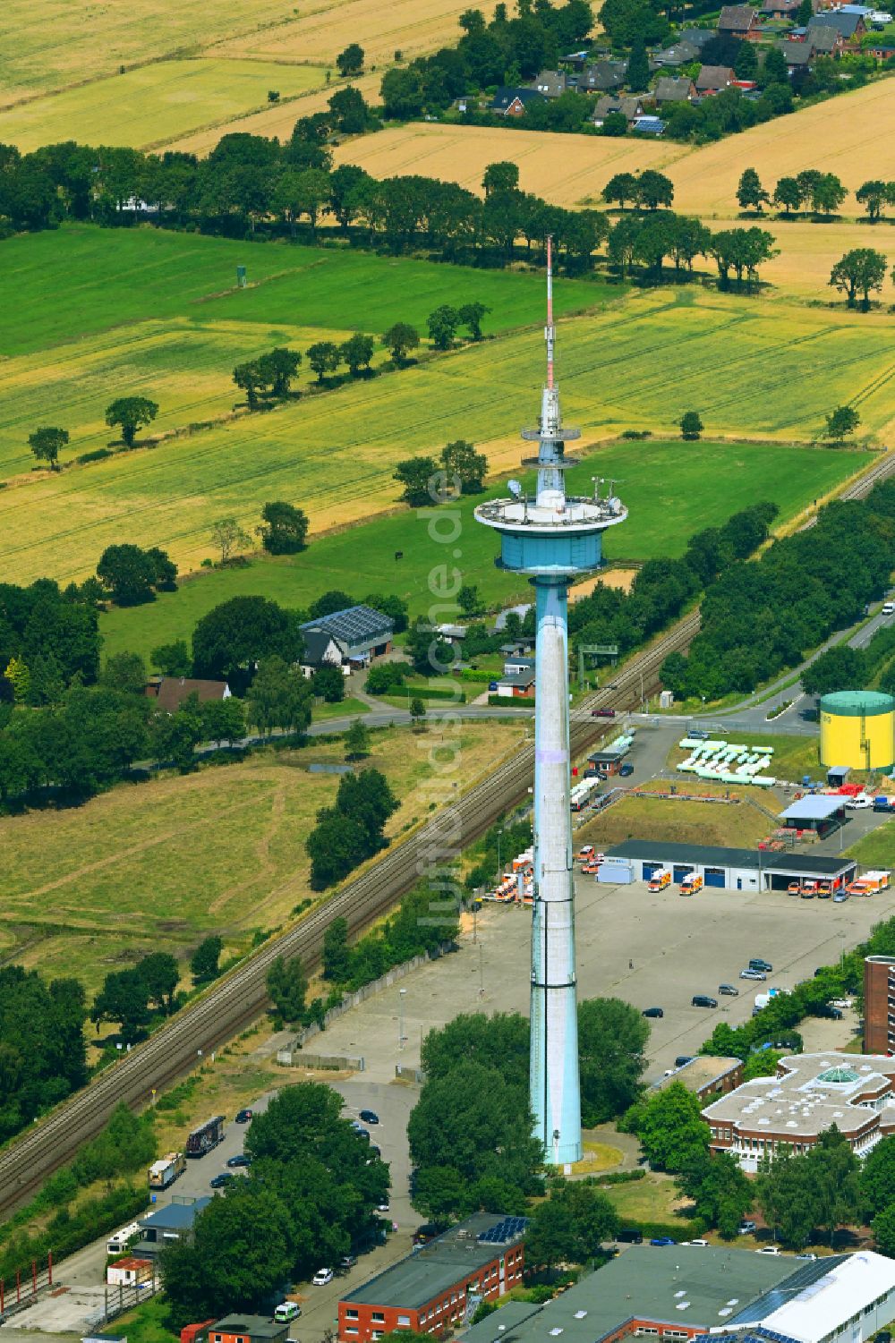 Heide von oben - Funkturm und Sendeanlage als Grundnetzsender und Fernmeldeturm in Heide im Bundesland Schleswig-Holstein, Deutschland