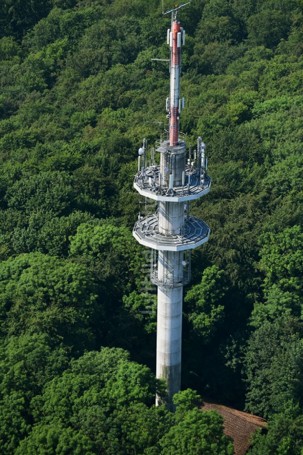 Luftaufnahme Hofgeismar - Funkturm und Sendeanlage als Grundnetzsender Heuberg in Hofgeismar im Bundesland Hessen, Deutschland