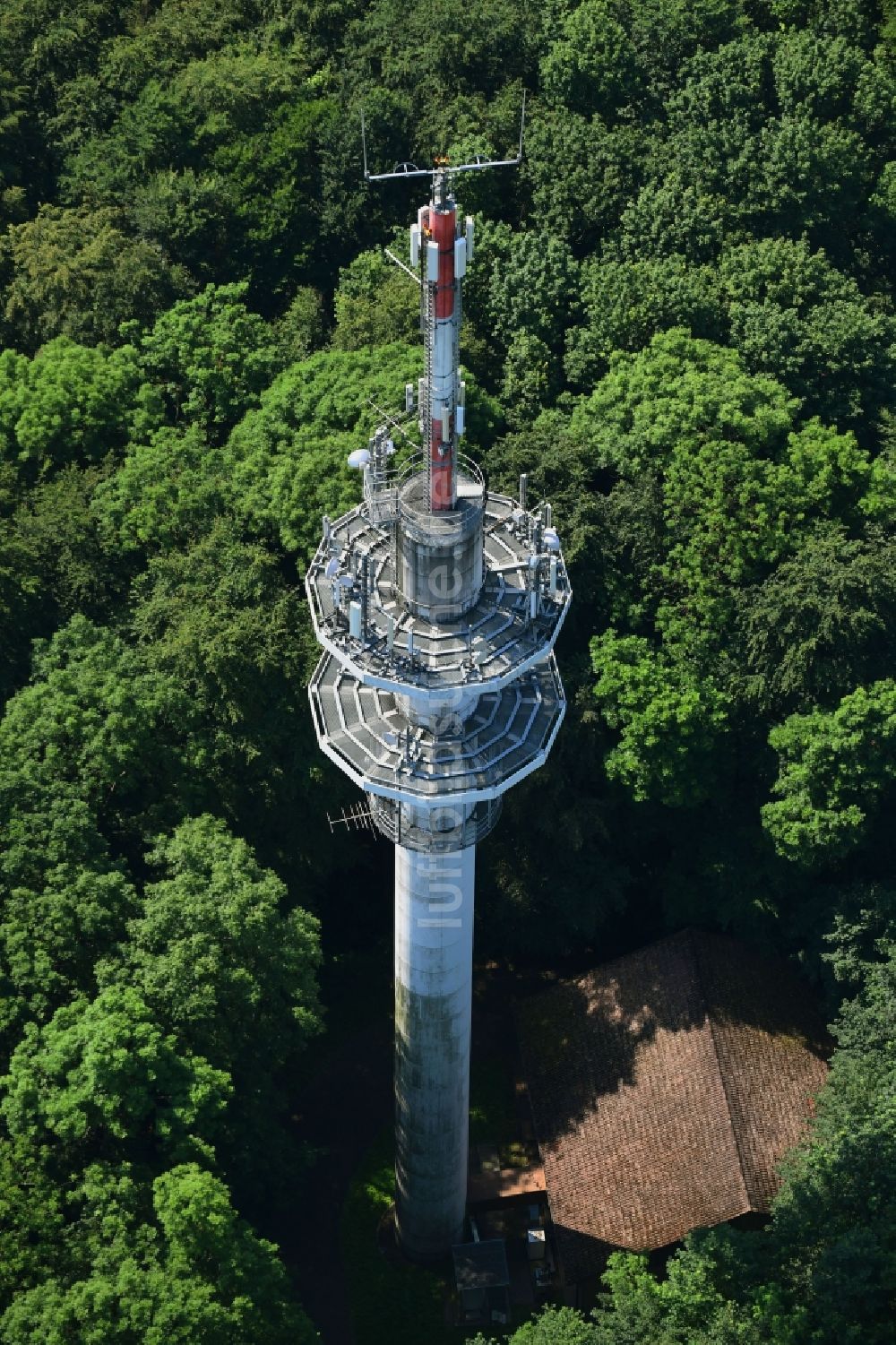 Hofgeismar von oben - Funkturm und Sendeanlage als Grundnetzsender Heuberg in Hofgeismar im Bundesland Hessen, Deutschland