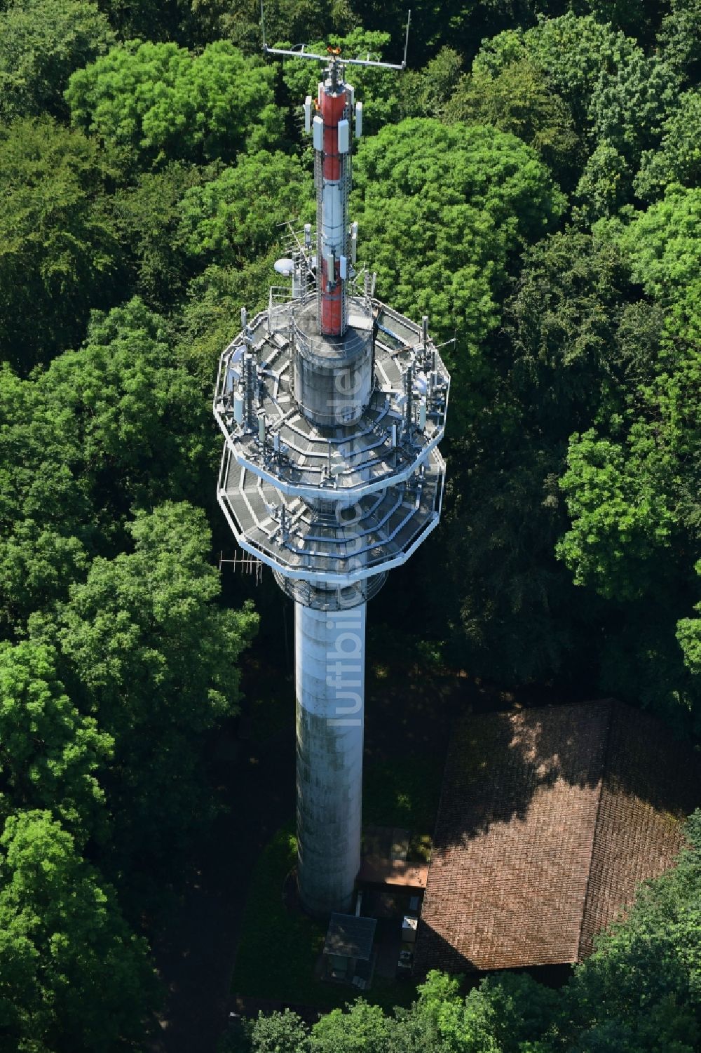 Hofgeismar aus der Vogelperspektive: Funkturm und Sendeanlage als Grundnetzsender Heuberg in Hofgeismar im Bundesland Hessen, Deutschland