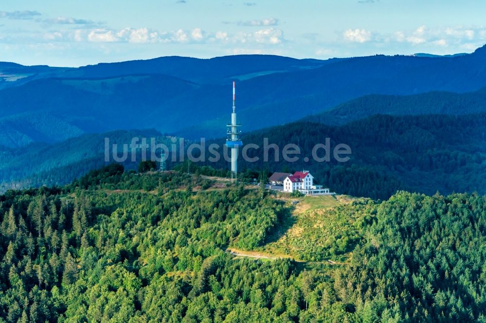 Schliengen von oben - Funkturm und Sendeanlage als Grundnetzsender Hoch Blauen in Schliengen im Bundesland Baden-Württemberg, Deutschland
