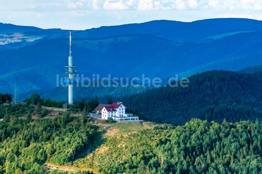 Schliengen aus der Vogelperspektive: Funkturm und Sendeanlage als Grundnetzsender Hoch Blauen in Schliengen im Bundesland Baden-Württemberg, Deutschland