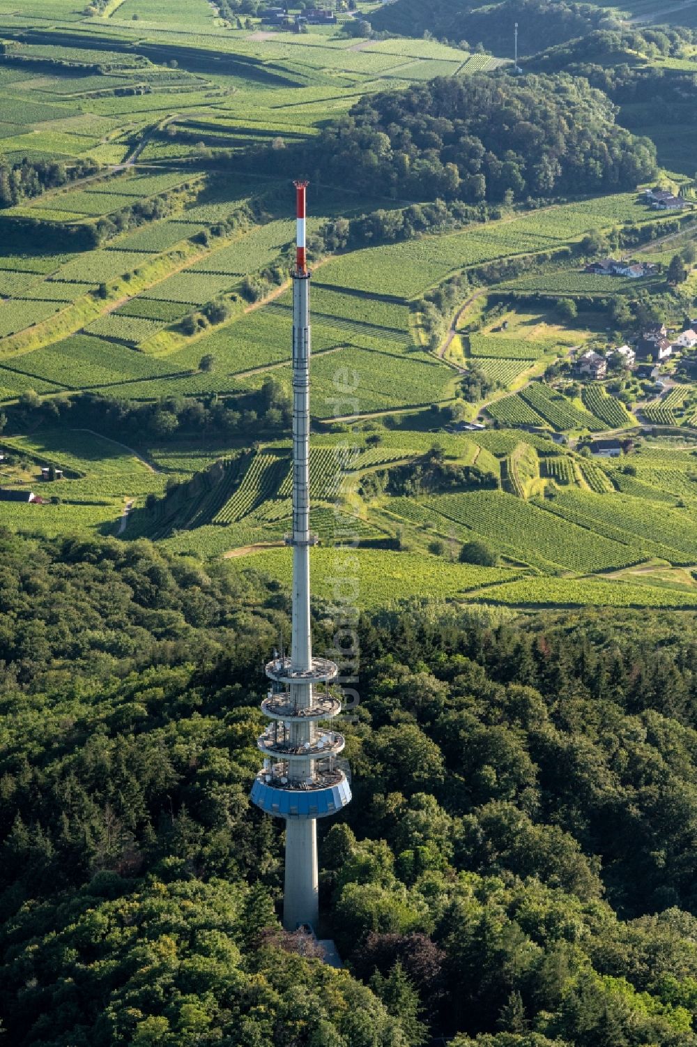 Vogtsburg im Kaiserstuhl aus der Vogelperspektive: Funkturm und Sendeanlage als Grundnetzsender am Kaiserstuhl im Bundesland Baden-Württemberg, Deutschland