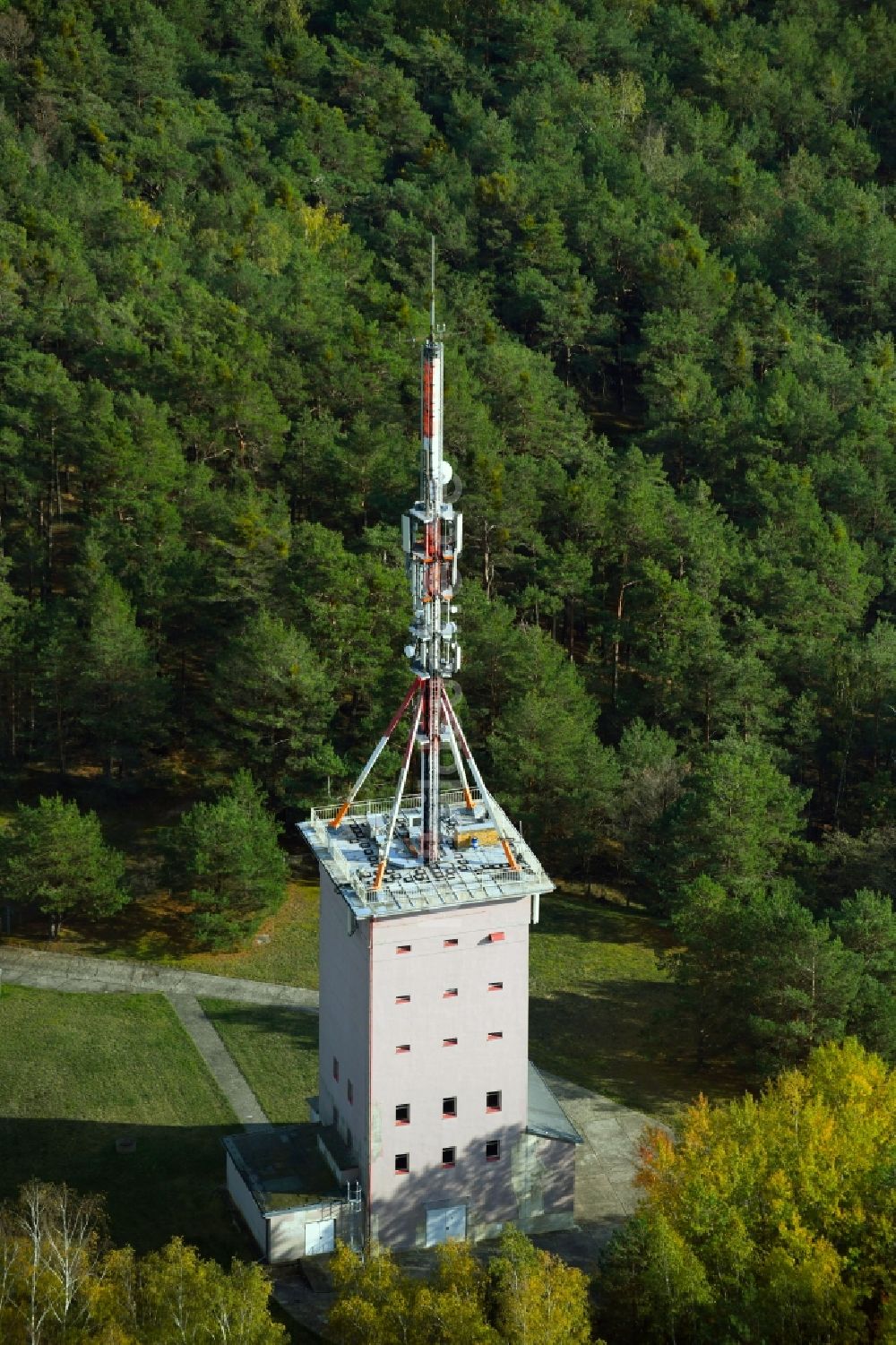 Luftaufnahme Phöben - Funkturm und Sendeanlage als Grundnetzsender auf dem Phöbener Wachtelberg in Phöben im Bundesland Brandenburg, Deutschland