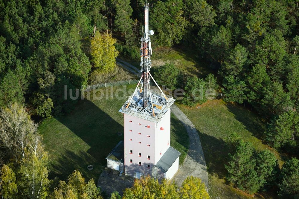 Phöben von oben - Funkturm und Sendeanlage als Grundnetzsender auf dem Phöbener Wachtelberg in Phöben im Bundesland Brandenburg, Deutschland