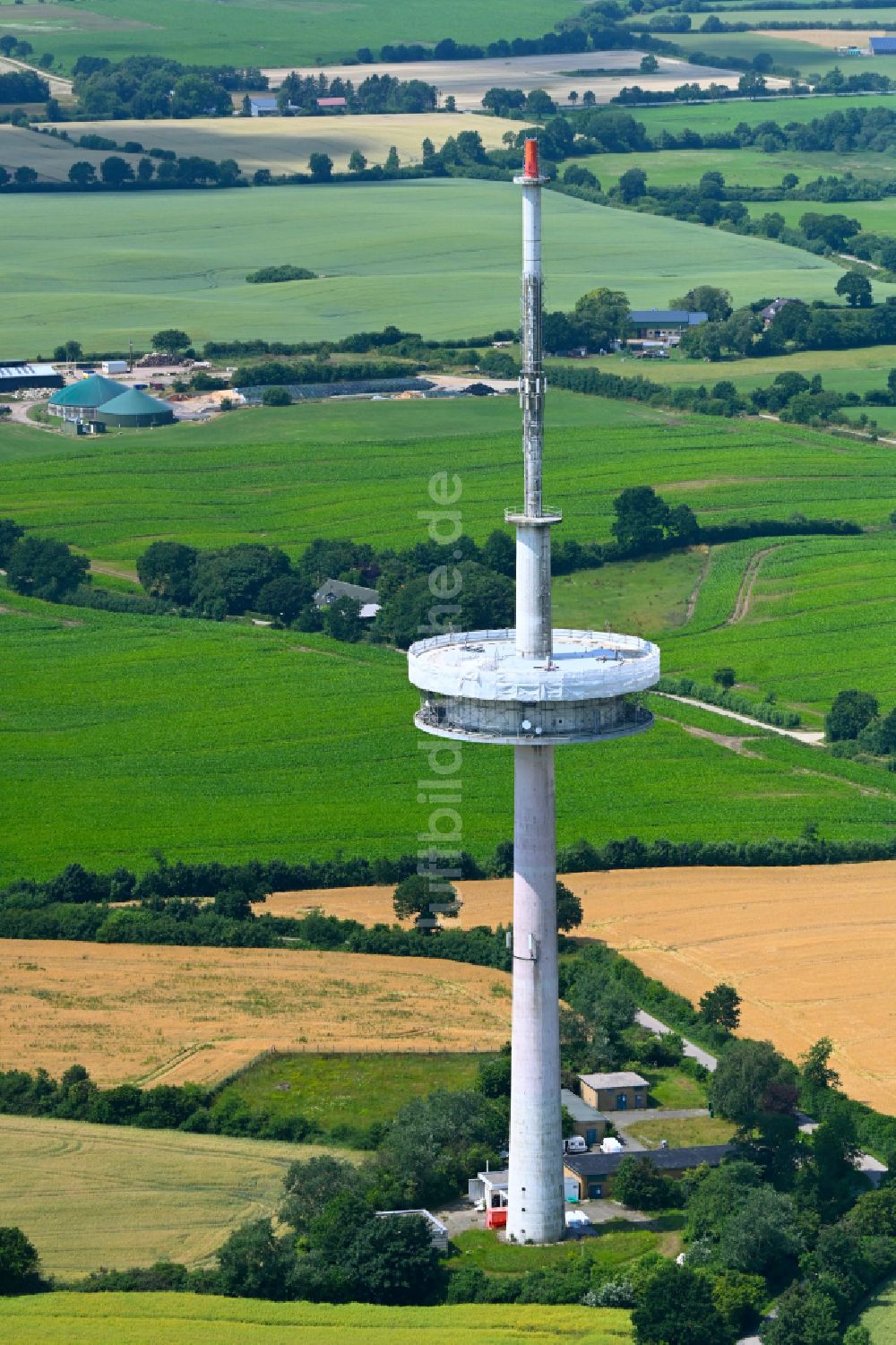 Kleinwolstrup aus der Vogelperspektive: Funkturm und Sendeanlage als Grundnetzsender Sendeturm Freienwill in Kleinwolstrup im Bundesland Schleswig-Holstein, Deutschland