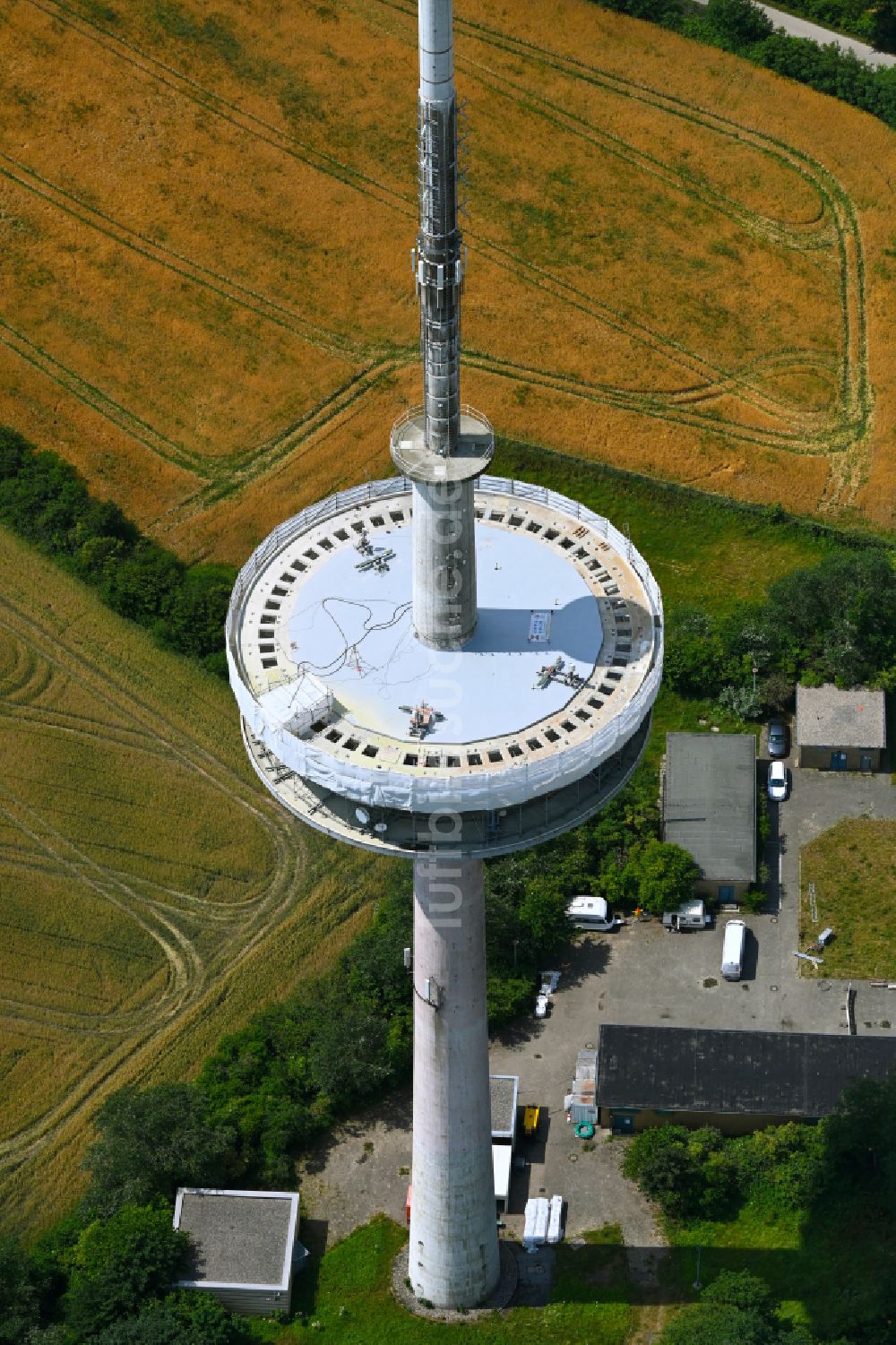 Luftaufnahme Kleinwolstrup - Funkturm und Sendeanlage als Grundnetzsender Sendeturm Freienwill in Kleinwolstrup im Bundesland Schleswig-Holstein, Deutschland