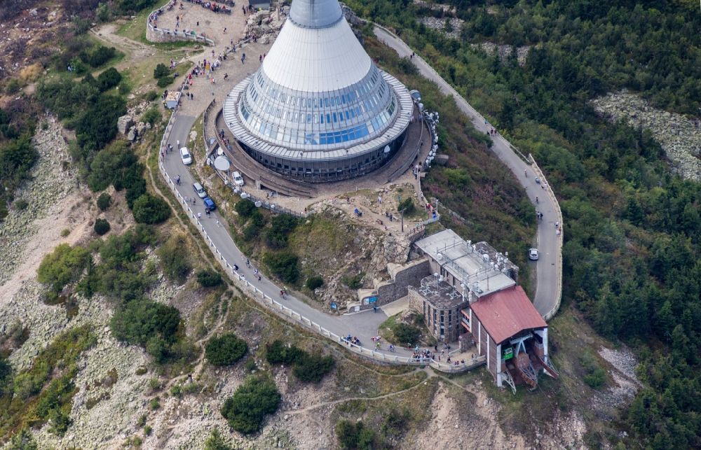 Luftbild Liberec - Funkturm und Sendeanlage auf der Kuppe des Bergmassives bei Liberec in Nordböhmen im vormaligen Reichenberg in der Tschechische Republik