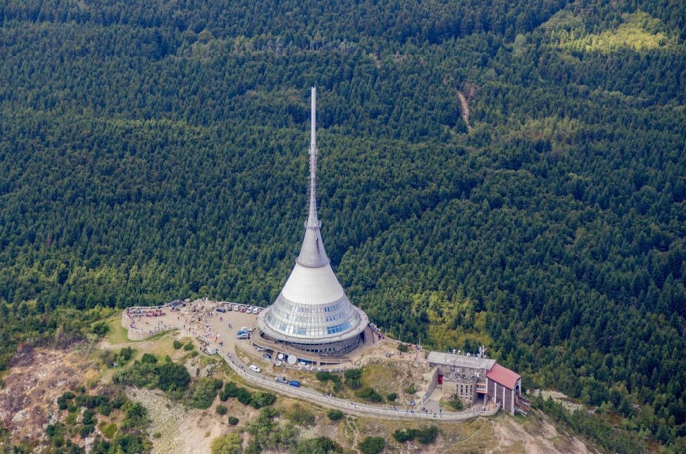 Liberec aus der Vogelperspektive: Funkturm und Sendeanlage auf der Kuppe des Bergmassives bei Liberec in Nordböhmen im vormaligen Reichenberg in der Tschechische Republik