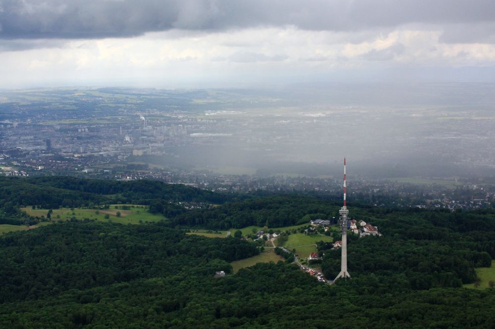 Luftaufnahme Bettingen - Funkturm und Sendeanlage auf der Kuppe des Bergmassives St. Chrischona in Bettingen in Basel, Schweiz