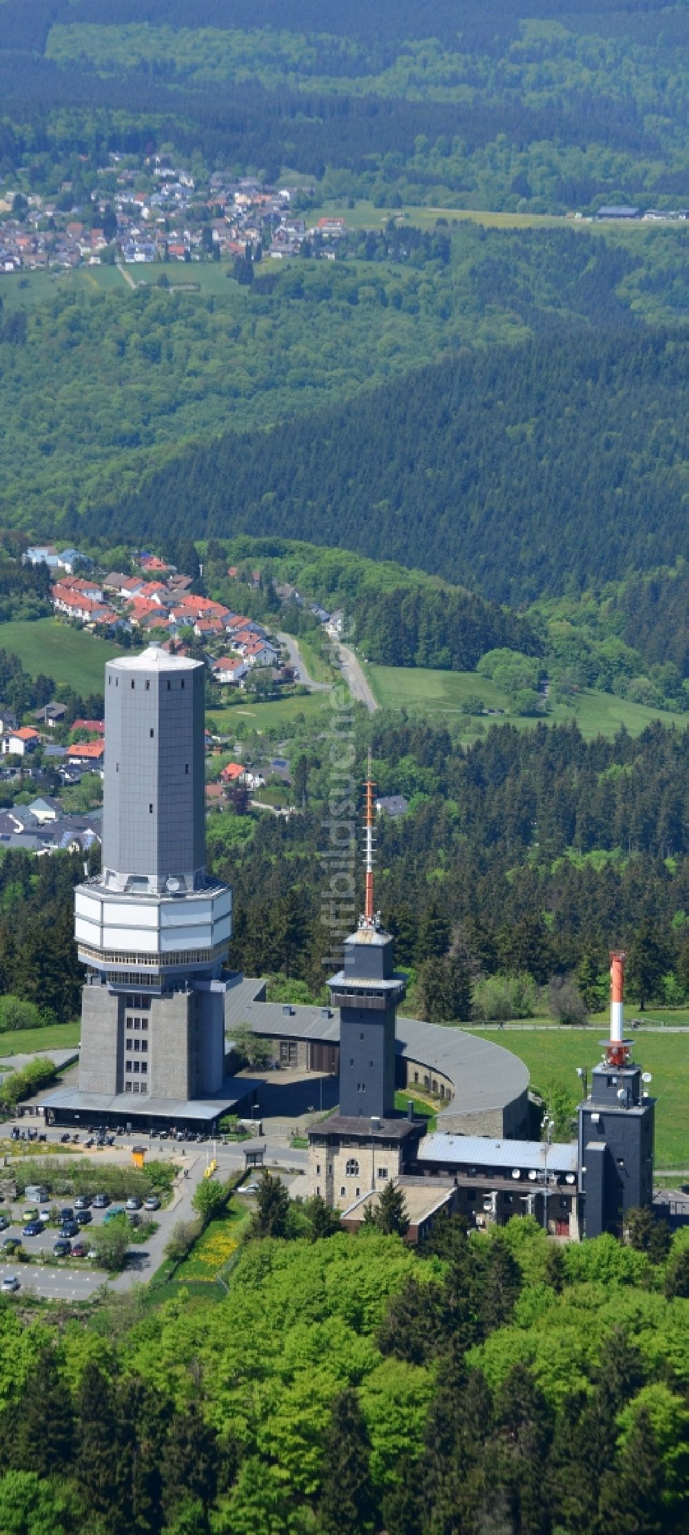 Luftaufnahme Schmitten - Funkturm und Sendeanlage auf der Kuppe des Bergmassives Großer Feldberg in Schmitten im Bundesland Hessen
