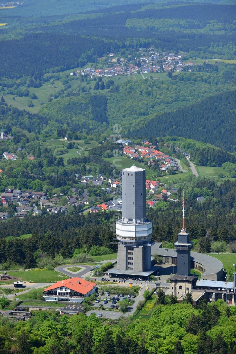 Schmitten von oben - Funkturm und Sendeanlage auf der Kuppe des Bergmassives Großer Feldberg in Schmitten im Bundesland Hessen