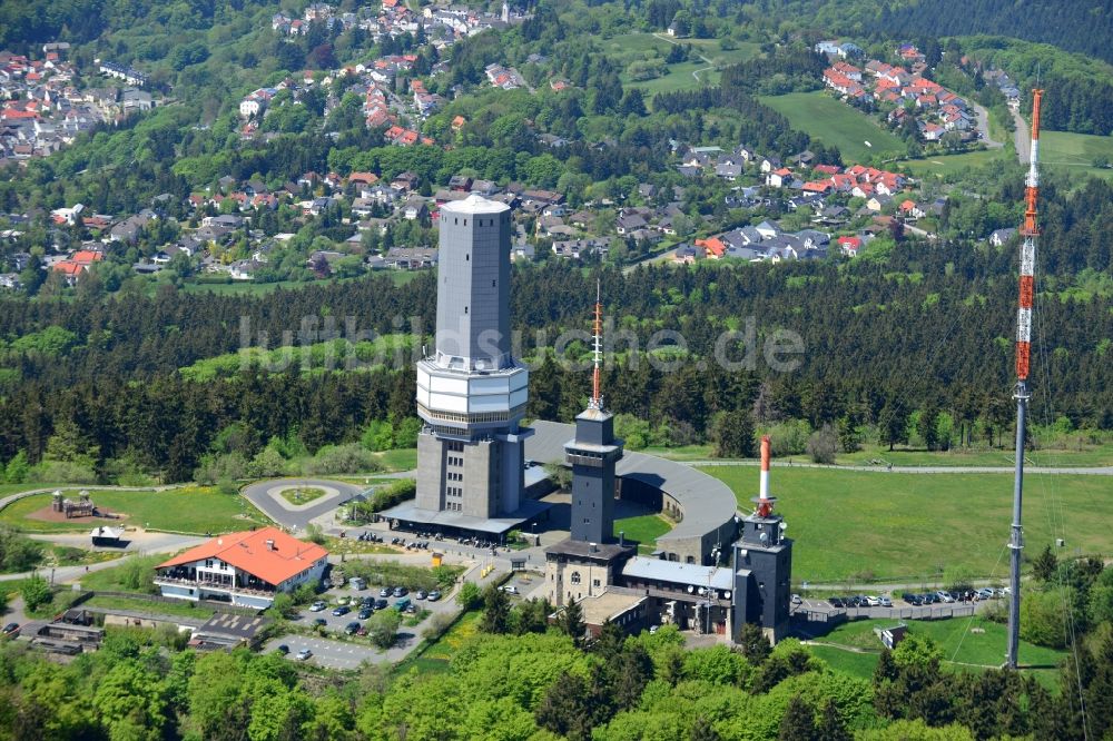 Luftaufnahme Schmitten - Funkturm und Sendeanlage auf der Kuppe des Bergmassives Großer Feldberg in Schmitten im Bundesland Hessen