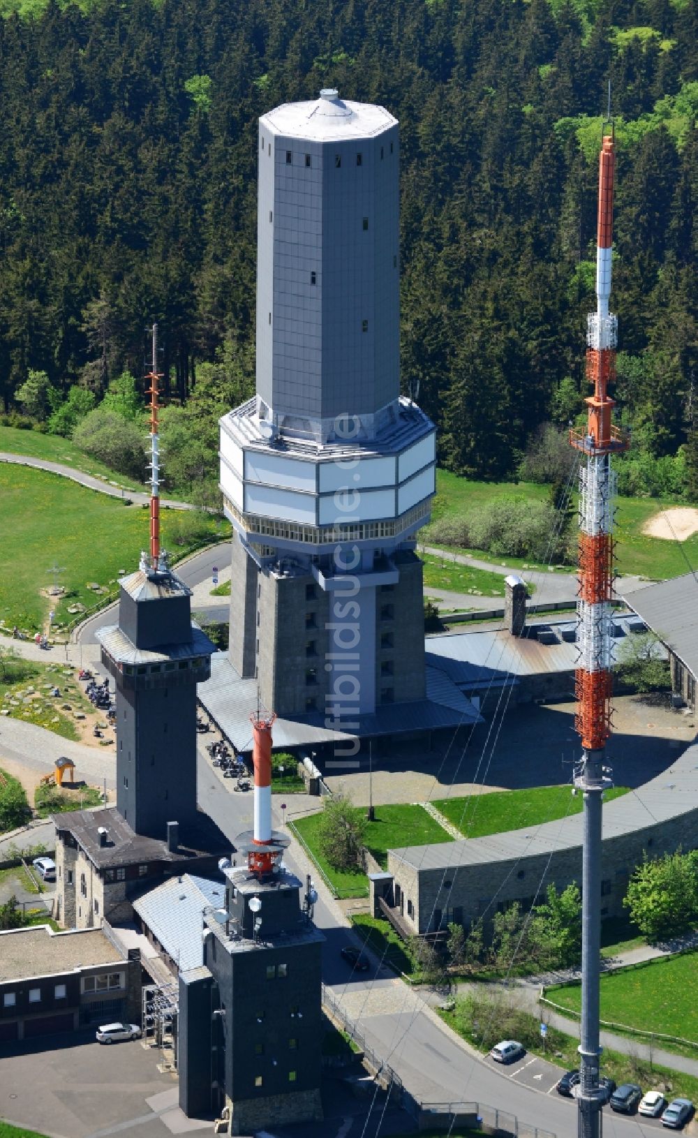 Luftbild Schmitten - Funkturm und Sendeanlage auf der Kuppe des Bergmassives Großer Feldberg in Schmitten im Bundesland Hessen