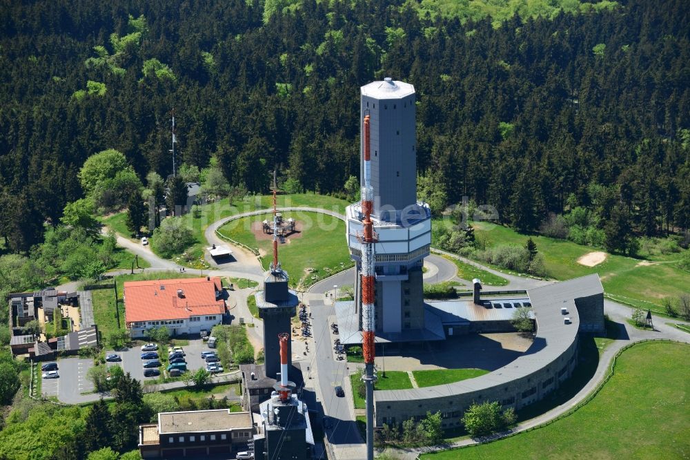 Schmitten von oben - Funkturm und Sendeanlage auf der Kuppe des Bergmassives Großer Feldberg in Schmitten im Bundesland Hessen