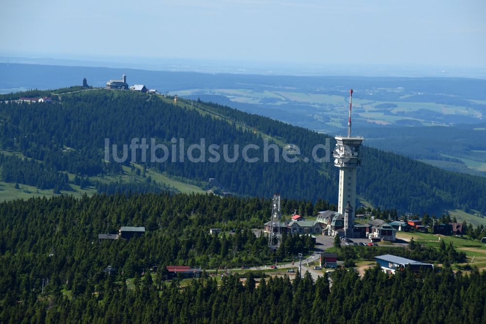 Luftaufnahme Jachymov - Sankt Joachimsthal - Funkturm und Sendeanlage auf der Kuppe des Bergmassives Klinovec - Keilberg in Jachymov - Sankt Joachimsthal in Cechy - Böhmen, Tschechien