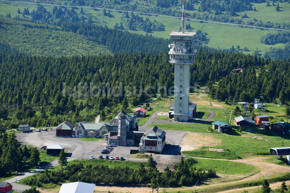 Luftaufnahme Jachymov - Sankt Joachimsthal - Funkturm und Sendeanlage auf der Kuppe des Bergmassives Klinovec - Keilberg in Jachymov - Sankt Joachimsthal in Cechy - Böhmen, Tschechien