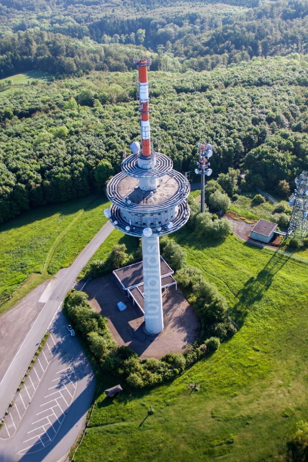 Lügde von oben - Funkturm und Sendeanlage auf der Kuppe des Bergmassives Köterberg in Lügde im Bundesland Nordrhein-Westfalen, Deutschland